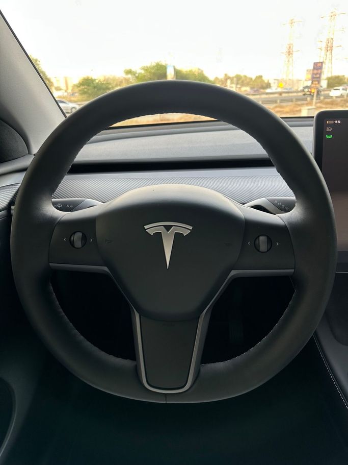 Подержанный Tesla Model Y Long Range Dual Motor I, 2022 в Дубае от Alzahiah Cars Черный цвет. GCC | AUTO.AE