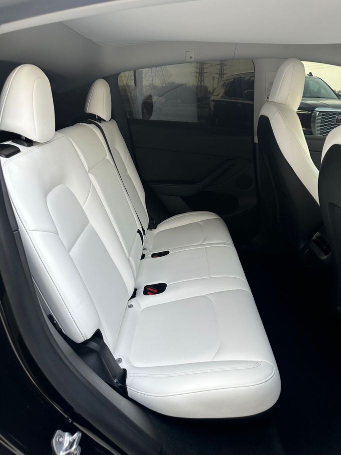 Подержанный Tesla Model Y Long Range Dual Motor I, 2022 в Дубае от Alzahiah Cars Черный цвет. GCC | AUTO.AE