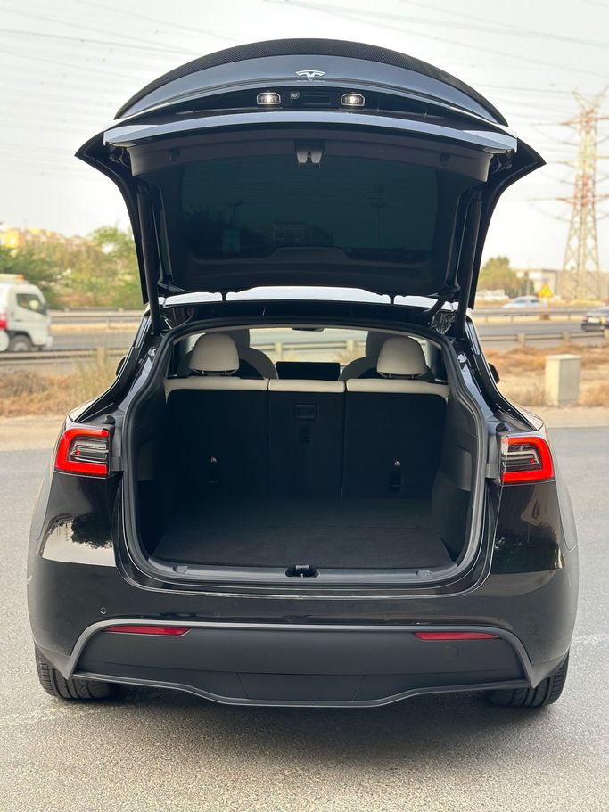 Подержанный Tesla Model Y Long Range Dual Motor I, 2022 в Дубае от Alzahiah Cars Черный цвет. GCC | AUTO.AE