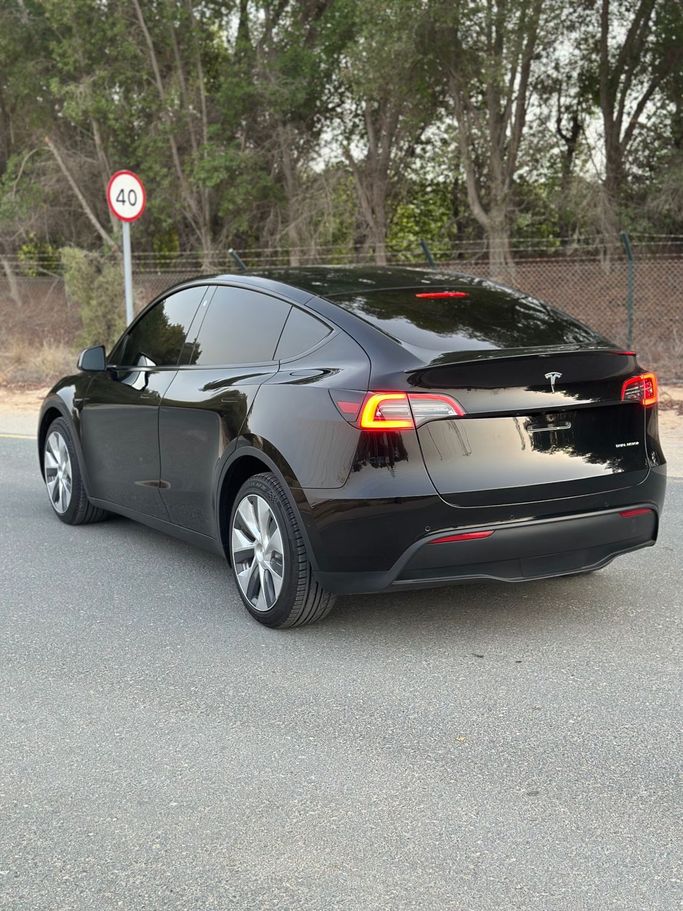 Подержанный Tesla Model Y Long Range Dual Motor I, 2022 в Дубае от Alzahiah Cars Черный цвет. GCC | AUTO.AE