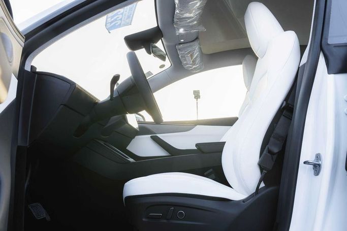 New Tesla Model Y Long Range I Facelift, 2025 in Dubai by Albakheet Motors, White color. Chinese Specs | AUTO.AE