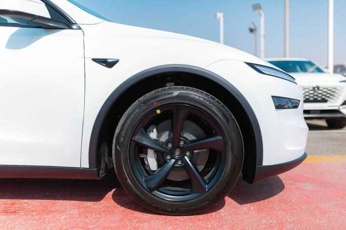 New Tesla Model Y Long Range I Facelift, 2025 in Dubai by Albakheet Motors, White color. Chinese Specs | AUTO.AE