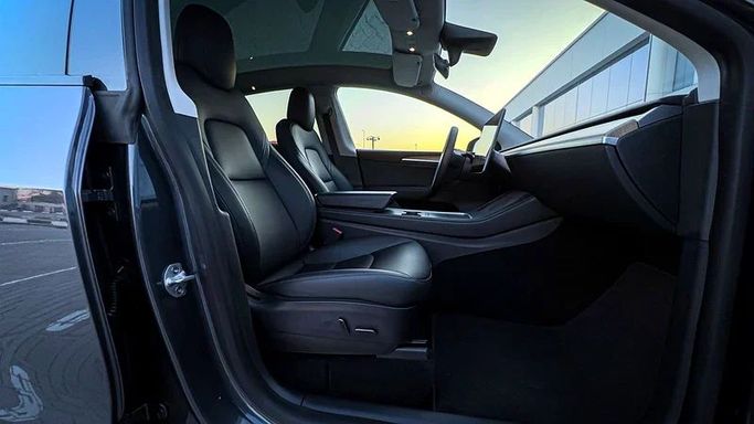 Подержанный Tesla Model Y Long Range I, 2022 в Дубае от MBA Motors Черный цвет. GCC | AUTO.AE