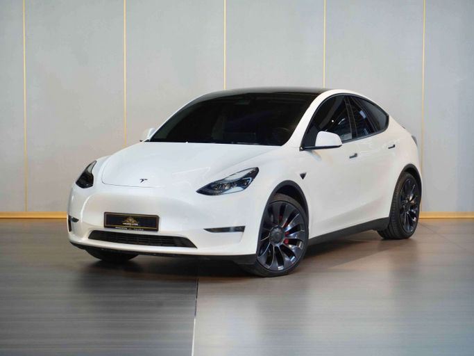 Подержанный Tesla Model Y Long Range I, 2022 в Дубае от BARUGZAI MOTORS Белый цвет. GCC | AUTO.AE