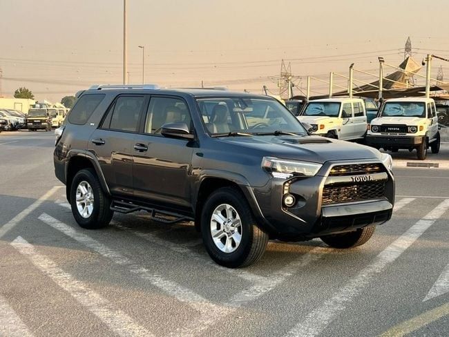 Подержанный Toyota 4Runner V Рестайлинг, 4.0 л, 2015 в Дубае от SIKANDAR MOTORS Серый цвет. Американская | AUTO.AE