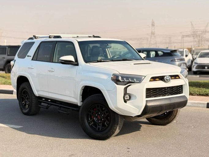 Used Toyota 4Runner V Facelift, 4.0 l, 2018 in Dubai by GHAZNI MOTORS, White color. American Specs | AUTO.AE