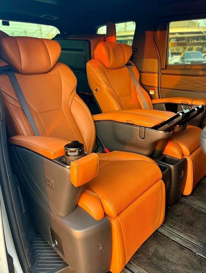 Подержанный Toyota Alphard IV, 2.5 л, 2024 в Дубае от 66 Motors Белый цвет. Корейская | AUTO.AE