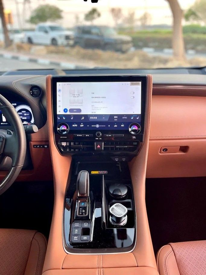 Подержанный Toyota Alphard IV, 2.5 л, 2024 в Дубае от 66 Motors Белый цвет. Корейская | AUTO.AE