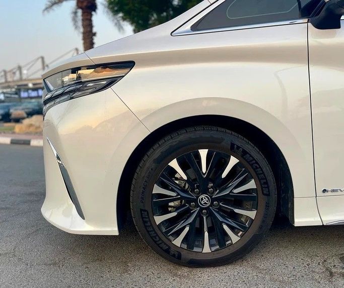Подержанный Toyota Alphard IV, 2.5 л, 2024 в Дубае от 66 Motors Белый цвет. Корейская | AUTO.AE