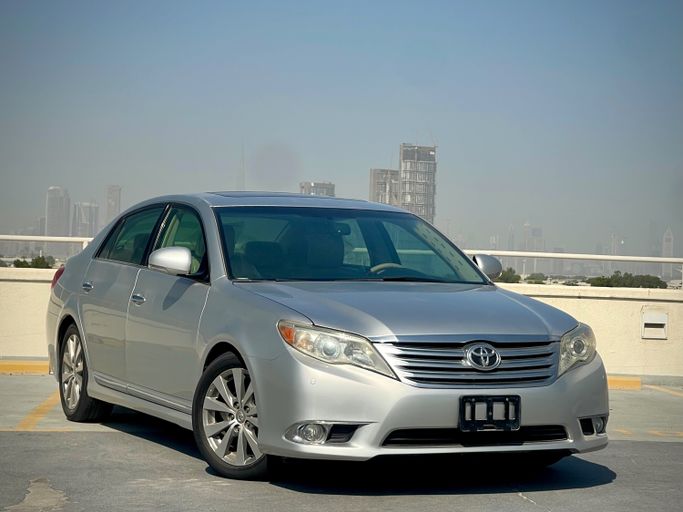 Used ⁦Toyota Avalon III Facelift 2, 3.5 l, 2012⁩ in UAE, Dubai by Gulf Motors, Silver color. GCC Specs | AUTO.AE | Listing #289991