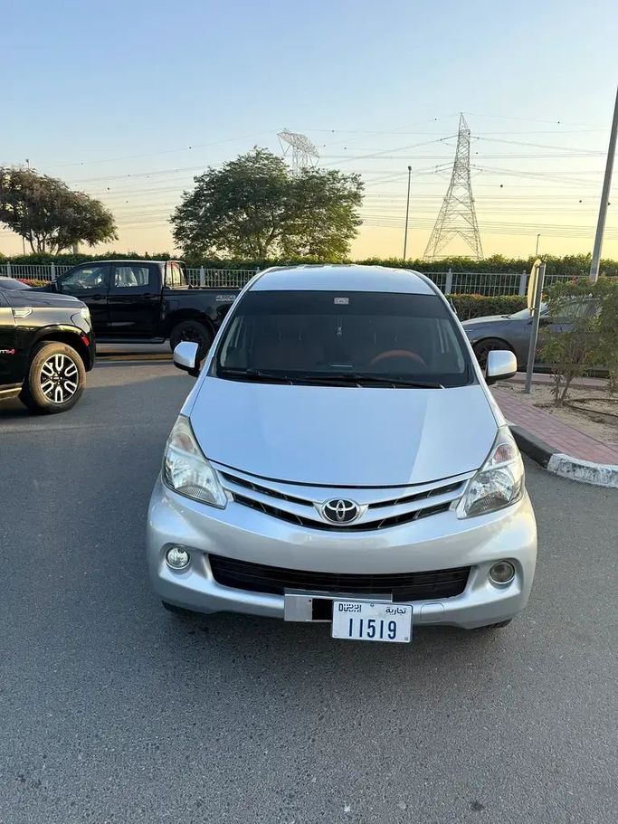 Подержанный Toyota Avanza II, 1.5 л, 2015 в Дубае от Verified Hub Used Automobile Trading LLC Серебристый цвет. GCC | AUTO.AE