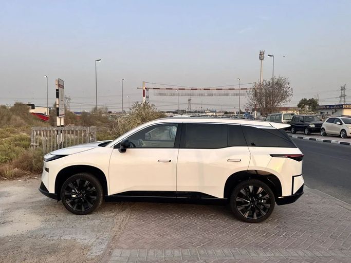 Новый Toyota bZ3X, 2025 в Дубае от Allied Motors Белый цвет. Other | AUTO.AE