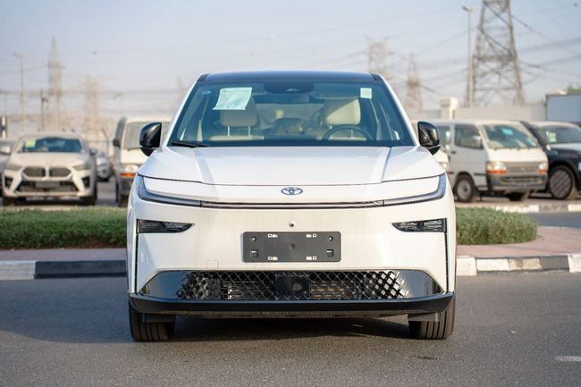 Новый Toyota bZ3X, 2025 в Дубае от Hussein Ghulam Motors FZCO Белый цвет. Китайская | AUTO.AE