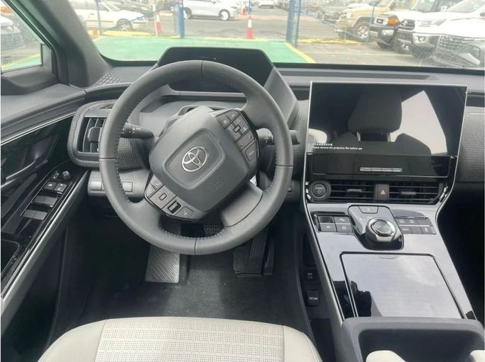 Новый Toyota bZ4X I, 2023 в Дубае от Mohamed Hakim Motors Белый цвет. Other | AUTO.AE