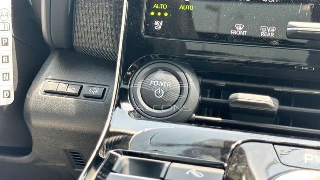 Новый Toyota bZ4X I, 2024 в Дубае от Falcons GT Motors FZCO Белый цвет. Китайская | AUTO.AE