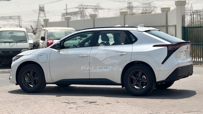 Новый Toyota bZ4X I, 2024 в Дубае от Falcons GT Motors FZCO Белый цвет. Китайская | AUTO.AE