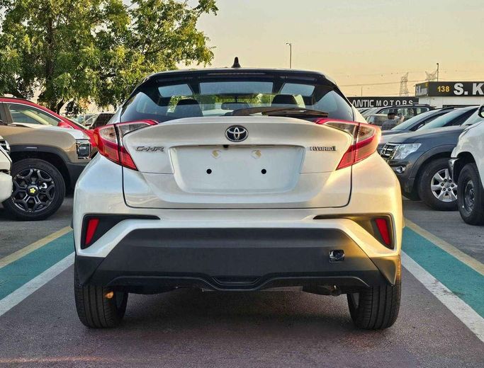 Новый Toyota C-HR II, 1.8 л, 2023 в Дубае от SK Motors Белый цвет. GCC | AUTO.AE