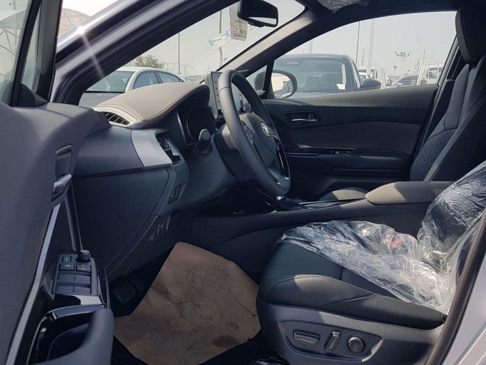 Новый Toyota C-HR I Рестайлинг, 1.2 л, 2022 в Дубае от Titanum Cars Серебристый цвет. Other | AUTO.AE
