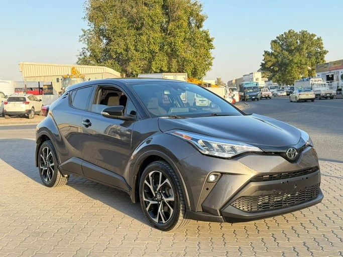 مستعملة Toyota C-HR أنا شد الوجه, 1.2 l, 2021 في في دبي من Shamshad Motors FZCO، اللون رمادي. المواصفات الأمريكية | AUTO.AE