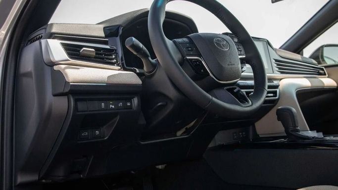 Новый Toyota Camry IX (XV80), 2.5 л, 2025 в Дубае от Dresden Motors Серебристый цвет. GCC | AUTO.AE