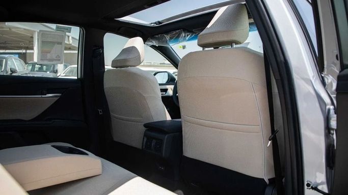 Новый Toyota Camry IX (XV80), 2.5 л, 2025 в Дубае от Dresden Motors Серебристый цвет. GCC | AUTO.AE