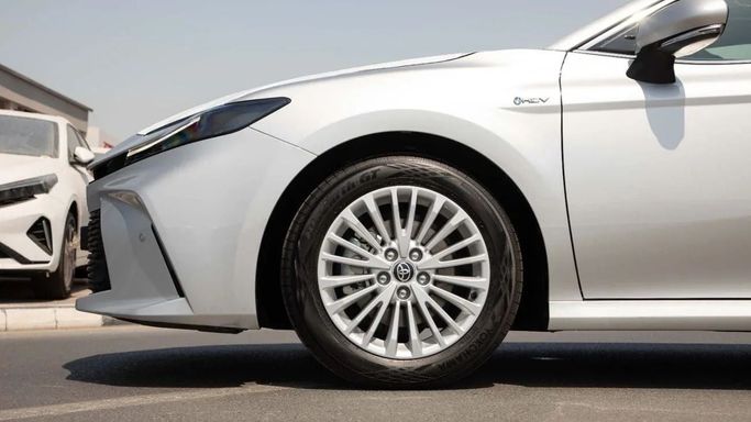 Новый Toyota Camry IX (XV80), 2.5 л, 2025 в Дубае от Dresden Motors Серебристый цвет. GCC | AUTO.AE