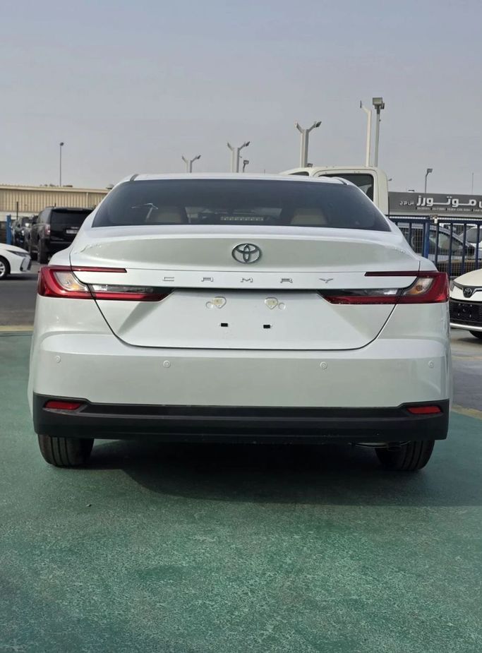 Новый Toyota Camry IX (XV80), 2.5 л, 2025 в Дубае от Mohamed Hakim Motors Белый цвет. GCC | AUTO.AE