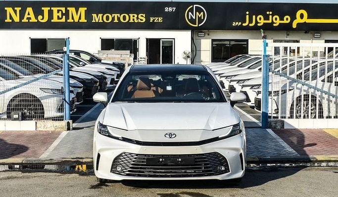Новый Toyota Camry VIII (XV70) Рестайлинг, 2.5 л, 2025 в Дубае от Najem Motors Белый цвет. GCC | AUTO.AE