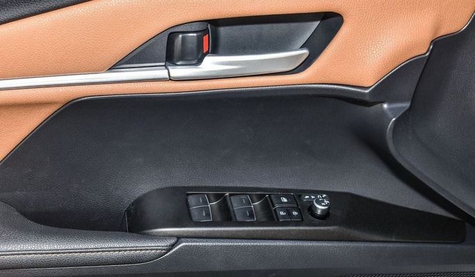 Новый Toyota Camry VIII (XV70) Рестайлинг, 2.5 л, 2025 в Дубае от Najem Motors Белый цвет. GCC | AUTO.AE