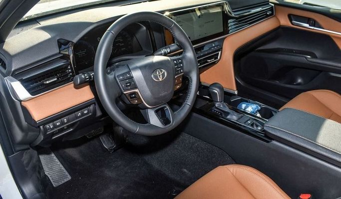 Новый Toyota Camry VIII (XV70) Рестайлинг, 2.5 л, 2025 в Дубае от Najem Motors Белый цвет. GCC | AUTO.AE