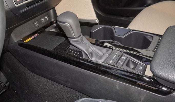 Новый Toyota Camry IX (XV80), 2.5 л, 2025 в Дубае от Najem Motors Белый цвет. GCC | AUTO.AE