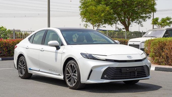 Новый Toyota Camry IX (XV80), 2.5 л, 2025 в Дубае от Najem Motors Белый цвет. GCC | AUTO.AE