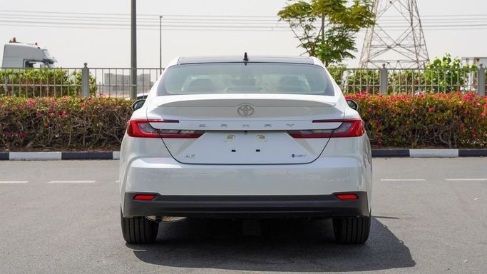 Новый Toyota Camry IX (XV80), 2.5 л, 2025 в Дубае от Najem Motors Белый цвет. GCC | AUTO.AE