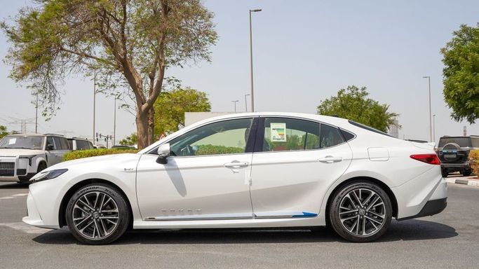 Новый Toyota Camry IX (XV80), 2.5 л, 2025 в Дубае от Najem Motors Белый цвет. GCC | AUTO.AE