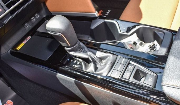 Новый Toyota Camry VIII (XV70) Рестайлинг, 2.5 л, 2025 в Дубае от Najem Motors Белый цвет. GCC | AUTO.AE