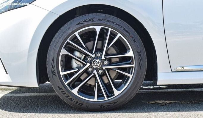 Новый Toyota Camry VIII (XV70) Рестайлинг, 2.5 л, 2025 в Дубае от Najem Motors Белый цвет. GCC | AUTO.AE