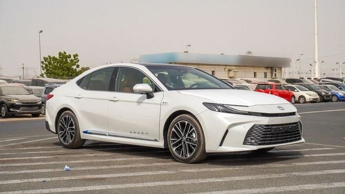 Новый Toyota Camry IX (XV80), 2.5 л, 2025 в Дубае от Najem Motors Белый цвет. GCC | AUTO.AE