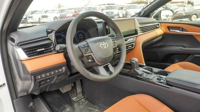 Новый Toyota Camry IX (XV80), 2.5 л, 2025 в Дубае от Najem Motors Белый цвет. GCC | AUTO.AE