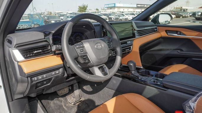Новый Toyota Camry VIII (XV70) Рестайлинг, 2.5 л, 2025 в Дубае от Najem Motors Серебристый цвет. GCC | AUTO.AE