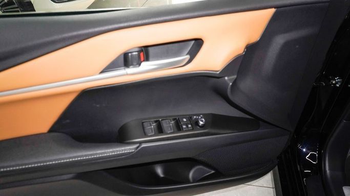 Новый Toyota Camry VIII (XV70) Рестайлинг, 2.5 л, 2025 в Дубае от Najem Motors Черный цвет. GCC | AUTO.AE