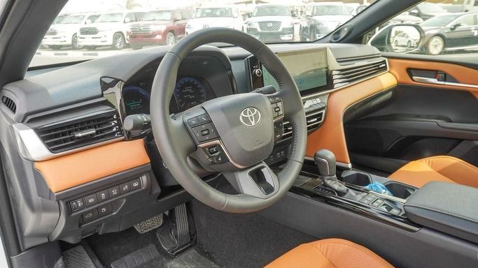 Новый Toyota Camry IX (XV80), 2.5 л, 2025 в Дубае от Najem Motors Белый цвет. GCC | AUTO.AE