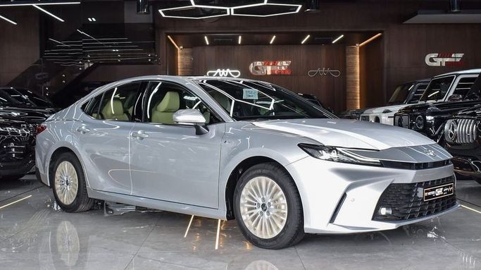 Новый Toyota Camry IX (XV80), 2.5 л, 2025 в Дубае от Najem Motors Серебристый цвет. GCC | AUTO.AE