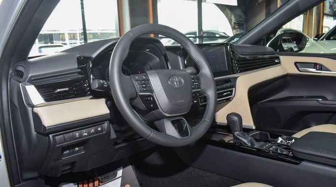 Новый Toyota Camry IX (XV80), 2.5 л, 2025 в Дубае от Najem Motors Серебристый цвет. GCC | AUTO.AE