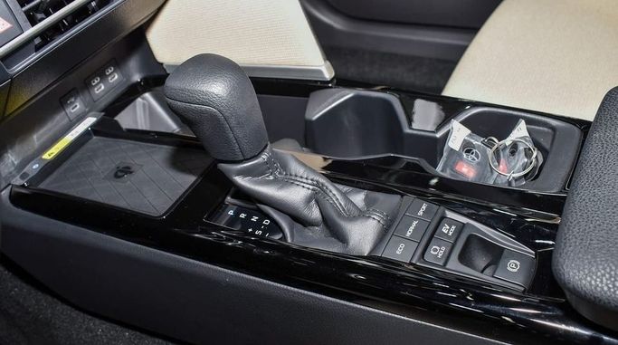 Новый Toyota Camry IX (XV80), 2.5 л, 2025 в Дубае от Najem Motors Серебристый цвет. GCC | AUTO.AE