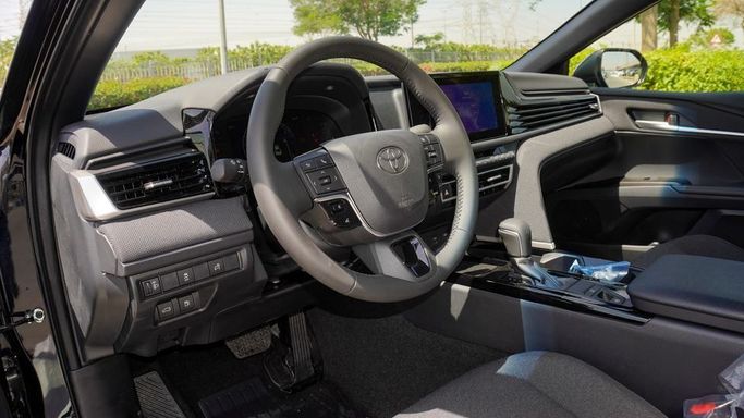 Новый Toyota Camry IX (XV80), 2.5 л, 2025 в Дубае от Najem Motors Черный цвет. GCC | AUTO.AE