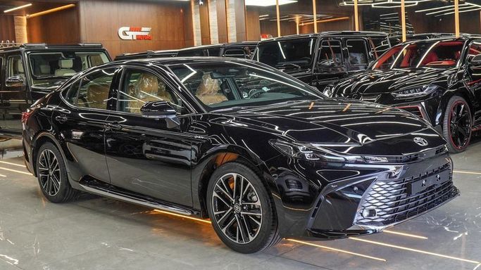 Новый Toyota Camry IX (XV80), 2.5 л, 2025 в Дубае от Najem Motors Черный цвет. GCC | AUTO.AE