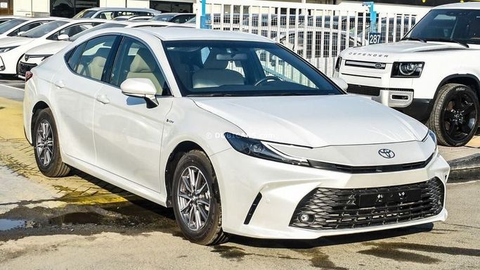 Новый Toyota Camry VIII (XV70) Рестайлинг, 3.5 л, 2025 в Дубае от Najem Motors Белый цвет. GCC | AUTO.AE