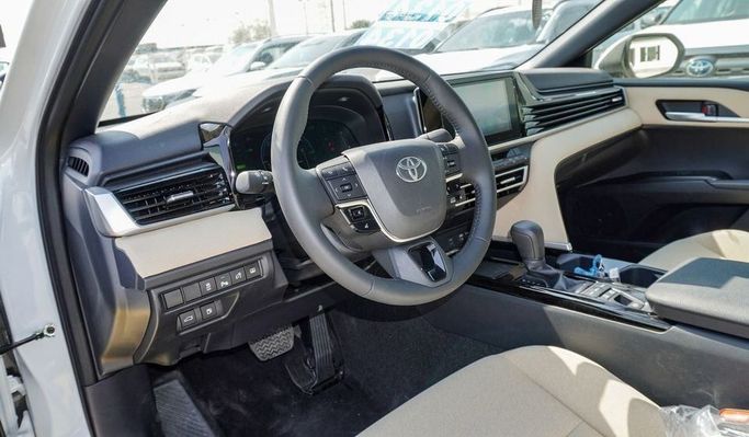Новый Toyota Camry IX (XV80), 2.5 л, 2025 в Дубае от Najem Motors Белый цвет. GCC | AUTO.AE