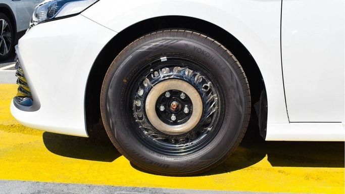 Новый Toyota Camry VIII (XV70) Рестайлинг, 2.5 л, 2023 в Дубае от Najem Motors Белый цвет. GCC | AUTO.AE