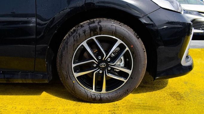 Новый Toyota Camry VIII (XV70) Рестайлинг, 2.5 л, 2023 в Дубае от Najem Motors Черный цвет. GCC | AUTO.AE